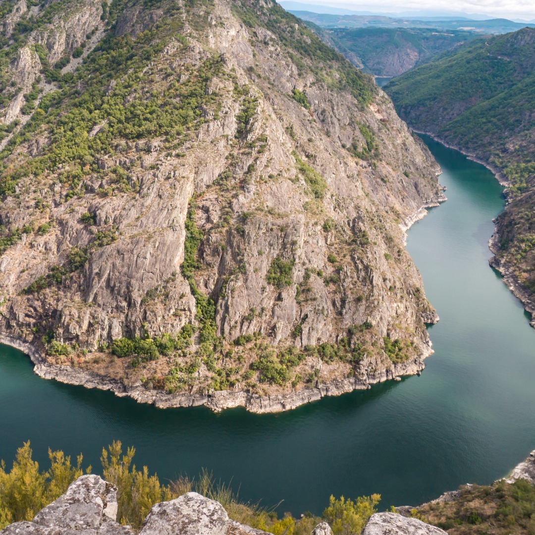 Río y montañas